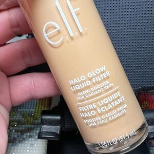 e.l.f Halo Glow liquid filter.
Shade LIGHT/FAIR